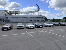 BMW verschiedener Generationen vor dem Wiesmann-Gebäude mit Gecko in Dülmen