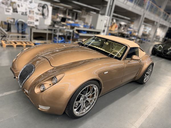 Wiesmann Tributo in Havana Metallic in der Wiesmann-Manufaktur in Dülmen